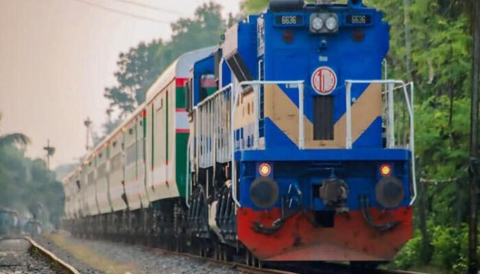 জয়দেবপুরে পদ্মা এক্সপ্রেস লাইনচ্যুত, দুই ঘণ্টা পর ঢাকার সঙ্গে উত্তরবঙ্গের রেল চলাচল স্বাভাবিক