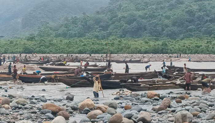 ভোলাগঞ্জ সাদাপাথরে পাথর লুট: অজ্ঞাত ১-দেড় হাজার জনের বিরুদ্ধে মামলা