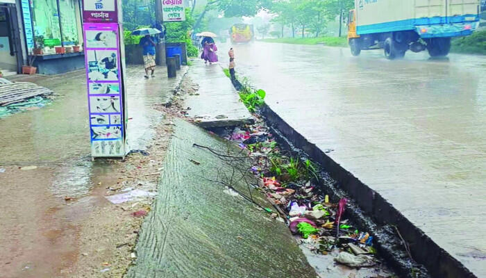 ড্রেন যেন মরণ ফাঁদ,ভেঙে গেছে স্ল্যাব