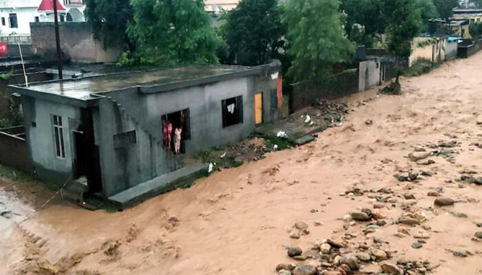 মেঘভাঙা বৃষ্টি ও ভূমিধসে বিপর্যস্ত জম্মু-কাশ্মীর, স্কুল বন্ধ ঘোষণা