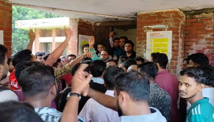 জাহাঙ্গীরনগর বিশ্ববিদ্যালয়ে ছাত্রদলের দুই গ্রুপের সংঘর্ষ: বিদ্রোহীদের ধাওয়া খেয়ে পালিয়ে গেলেন আহ্বায়ক ও সদস্য সচিবসহ সিনিয়র নেতৃবৃন্দ