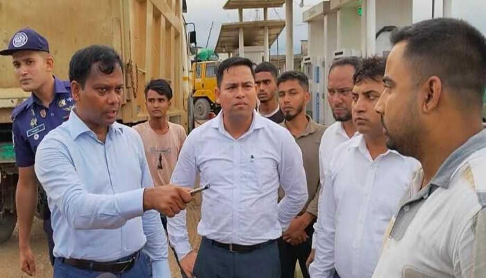 দায়িত্ব নেওয়ার প্রথম দিনেই সিলেটের ডিসির অভিযান: অবৈধ পাথর জব্দ