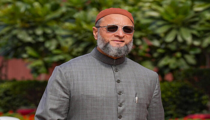 হাসিনার আশ্রয় নিয়ে প্রশ্ন ওয়াইসির: ‘অবৈধ অনুপ্রবেশকারীদের ফেরত পাঠানো শুরু হোক হাসিনা থেকে’