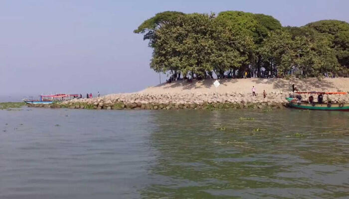 চাঁদপুরে মেঘনার ভাঙন আতঙ্ক: ক্ষতিগ্রস্তদের স্থায়ী বাঁধের দাবি