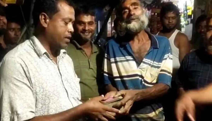 ময়মনসিংহে রাস্তায় কুড়িয়ে পাওয়া ৩ লাখ টাকা ফেরত দিলেন বৃদ্ধ ভ্যানচালক