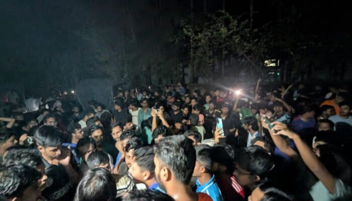 চট্টগ্রাম বিশ্ববিদ্যালয়ে শিক্ষার্থী–স্থানীয়দের সংঘর্ষে আহত ২০ জনের বেশি