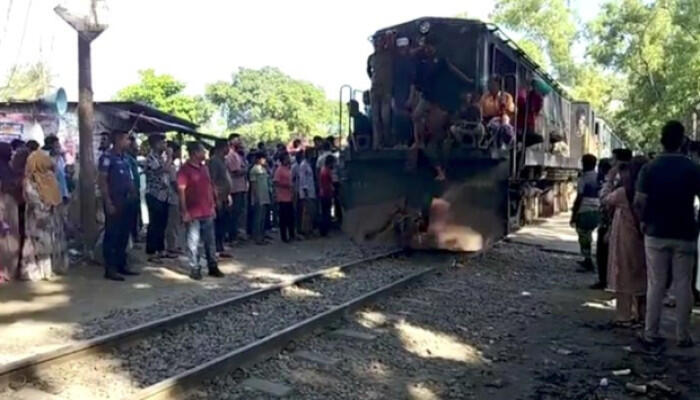 ৪ ঘণ্টা অবরোধের পর ঢাকা-ময়মনসিংহ রেলপথে ট্রেন চলাচল স্বাভাবিক
