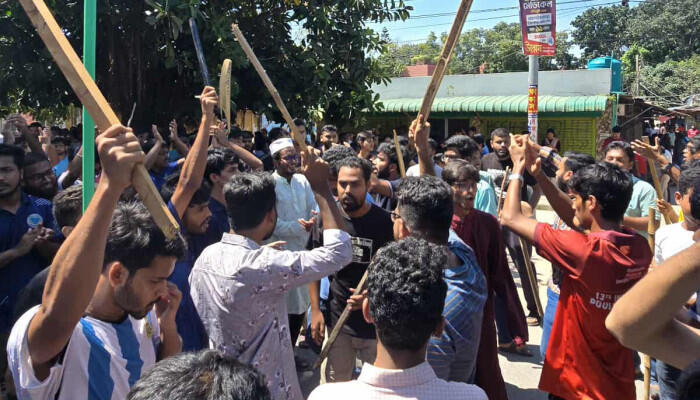 হল ছাড়ার নির্দেশ অমান্য করে বিক্ষোভে কৃষি বিশ্ববিদ্যালয়ের শিক্ষার্থীরা