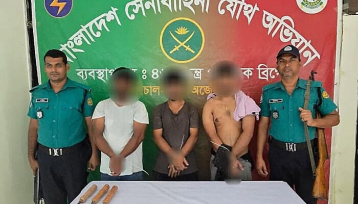 পুরান ঢাকায় যৌথ বাহিনীর অভিযানে অস্ত্রসহ চারজন গ্রেফতার