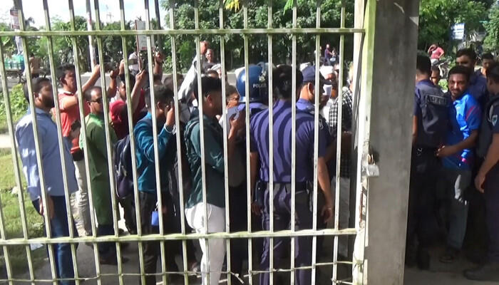 চার আসন পুনর্বহালের দাবিতে বাগেরহাটে সকাল-সন্ধ্যা হরতাল, স্থবির যোগাযোগ