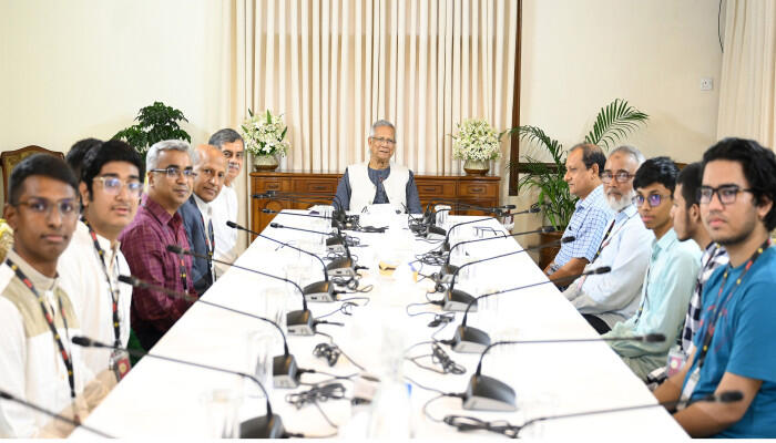 আন্তর্জাতিক অলিম্পিয়াডে পদকজয়ী শিক্ষার্থীদের সঙ্গে সাক্ষাৎ করলেন প্রধান উপদেষ্টা