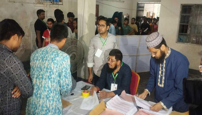 ডাকসু নির্বাচনের ভোটগ্রহণ শেষ, উত্তেজনায় শিক্ষার্থীরা