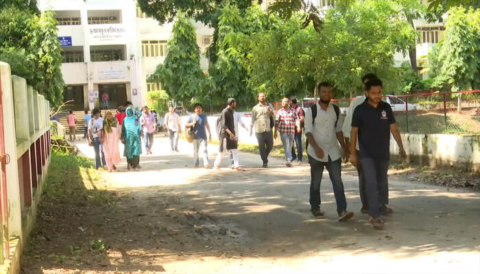 জাহাঙ্গীরনগর বিশ্ববিদ্যালয়ে জাকসু নির্বাচনে ভোটগ্রহণ চলছে