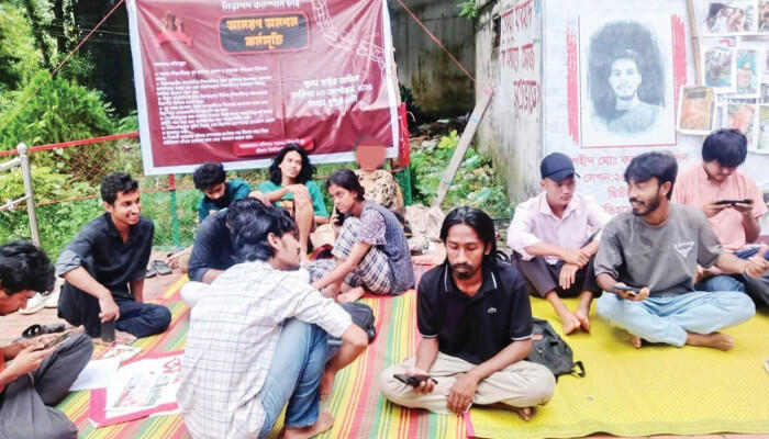 চবির ৯ শিক্ষার্থীর অনশন অব্যাহত, অসুস্থ ২