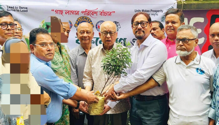 মেয়রের কাছে ১০০০টি গাছের চারা হস্তান্তর করল লায়ন্স ক্লাব