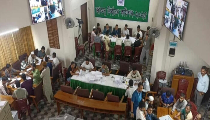জাকসু নির্বাচনে রাত পেরোলেও হয়নি ফল ঘোষণা, বাড়ছে শিক্ষার্থীদের অপেক্ষা