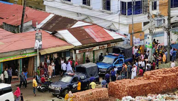 নারায়ণগঞ্জে এক ফ্ল্যাট থেকে একই পরিবারের তিনজনের মরদেহ উদ্ধার