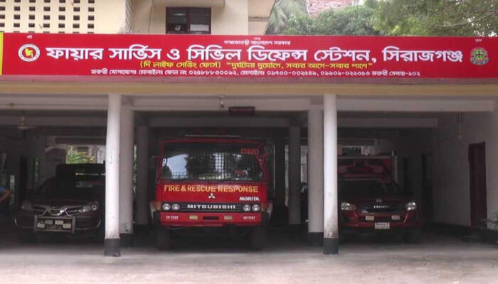 সিরাজগঞ্জে ঝুঁকিপূর্ণ ভবনে ফায়ার সার্ভিস কর্মীরা, নতুন ভবন নির্মাণের দাবি