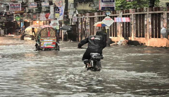 বজ্রসহ বৃষ্টিতে জলাবদ্ধ ঢাকার সড়ক, অফিসগামীদের ভোগান্তি