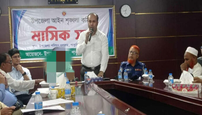পাকুন্দিয়ায় স্কুলে মোবাইল ব্যবহার নিষিদ্ধ, শিক্ষার্থীরা দশম শ্রেণি পর্যন্ত ডিভাইস নিতে পারবে না