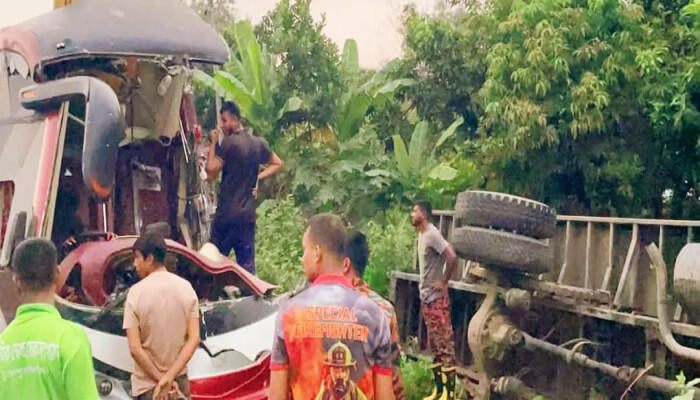 মীরসরাইয়ে দাঁড়িয়ে থাকা কাভার্ডভ্যানে বাসের ধাক্কা, নিহত ১