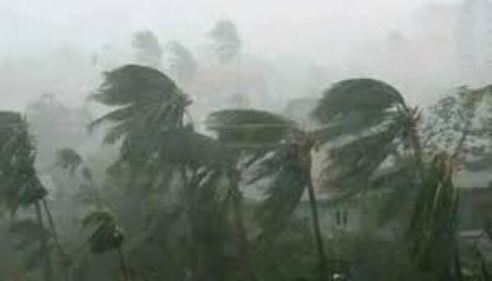 রাতের মধ্যে ১৮ জেলায় ৬০ কিমি বেগে বজ্রসহ ঝড়ের সতর্কতা