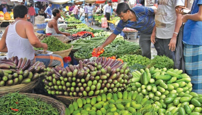 বৃষ্টিতে সবজিখেত ডুবেছে, বাজারে আগুন সবজির দামে — অদৃশ্য সিন্ডিকেটের থাবায় ক্রেতাদের নাভিশ্বাস