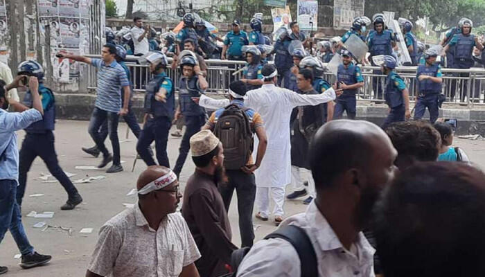 প্রেসক্লাবের সামনে এমপিওভুক্ত শিক্ষকদের বিক্ষোভে পুলিশের টিয়ারশেল, ধাওয়া-পাল্টা ধাওয়া