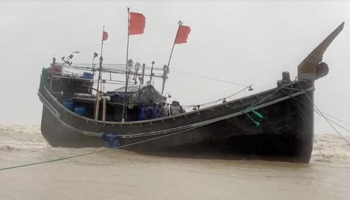 বঙ্গোপসাগরে অনুপ্রবেশ, ১৪ ভারতীয় জেলেসহ ফিশিং ট্রলার জব্দ