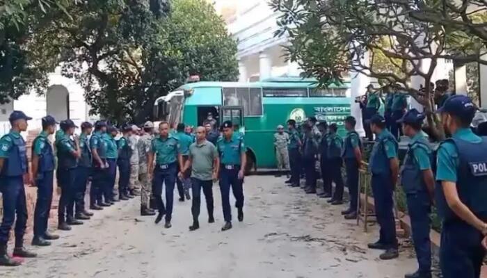 ট্রাইব্যুনালের আদেশে সেনা কর্মকর্তাদের কারাগারে, শেখ হাসিনাসহ পলাতকদের নামে বিজ্ঞপ্তি