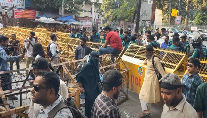 ৫ দাবিতে যমুনা অভিমুখে পদযাত্রায় শাহবাগে আটক প্রতিবন্ধী গ্র্যাজুয়েটরা