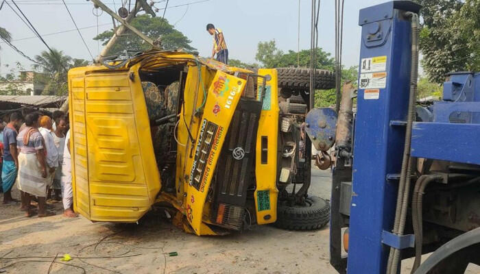 পাবনায় ট্রাকচাপায় ভ্যানে থাকা দুই শিক্ষার্থীসহ তিনজন নিহত