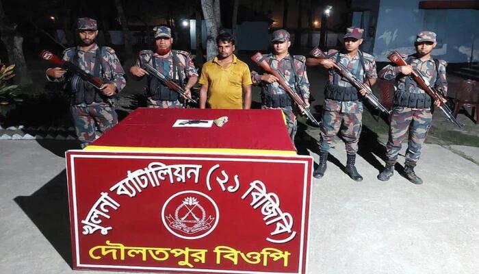 বেনাপোল সীমান্তে অস্ত্রসহ  আটক এক ব্যক্তি