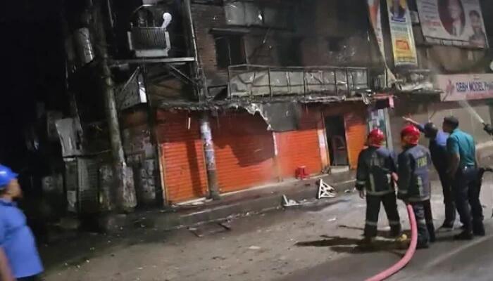 পুরান ঢাকার বংশালে ভবনে আগুন, অগ্নিকাণ্ড নিয়ন্ত্রণে ফায়ার সার্ভিস