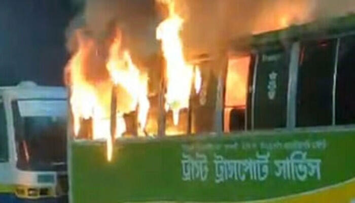 মধ্যরাতে পল্লবীতে পরিবহণে আগুন