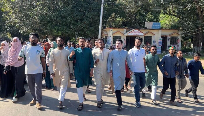 জুলাই গণহত্যা ও ‘খুনি হাসিনার’ রায়ে প্রতিবাদে চট্টগ্রাম বিশ্ববিদ্যালয়ে চাকসুর বিক্ষোভ মিছিল