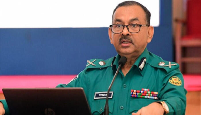 ঢাকায় ককটেল ও অগ্নিসংযোগ ঠেকাতে কঠোর নির্দেশ: ‘প্রয়োজনে গুলি’—ডিএমপি কমিশনার
