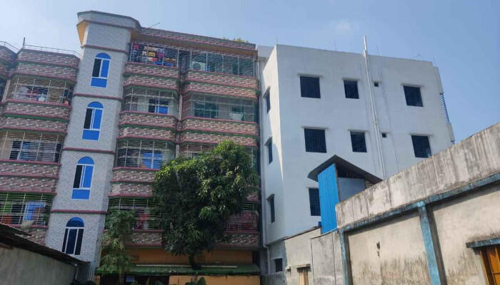 বরিশালে ভূমিকম্পে হেলে পড়া ভবন নিয়ে আতঙ্ক, তদন্তে অনিয়মের অভিযোগ