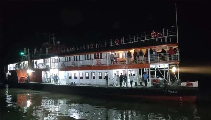 শতবর্ষী স্টিমার ‘পিএস মাহসুদ’ ফিরল ঢাকা-বরিশাল রুটে: প্রথম ট্রিপে যাত্রী মাত্র ২০, ভাড়ার উচ্চমূল্যে শঙ্কা