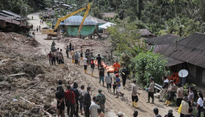 ইন্দোনেশিয়া ও থাইল্যান্ডে প্রচণ্ড বন্যায় মৃতের সংখ্যা বাড়ছে, লক্ষাধিক ক্ষতিগ্রস্ত