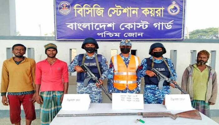 সুন্দরবনে বনদস্যুদের হাতে অপহৃত চার জেলে উদ্ধার, কোস্ট গার্ডের অভিযানে অস্ত্র উদ্ধার