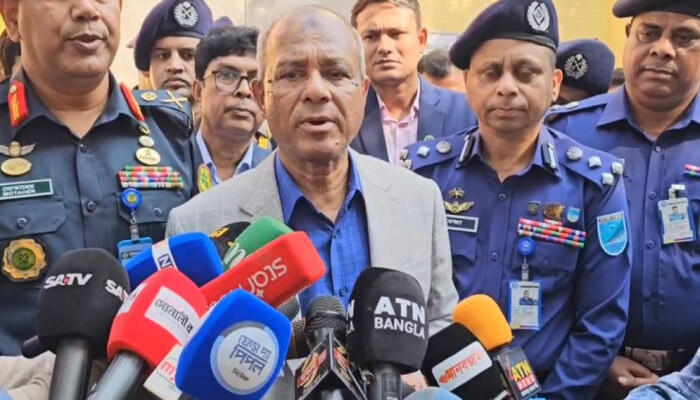 রায়পুরায় ‘সন্ত্রাসীদের আড্ডা’ বন্ধে যৌথ অভিযান: টেঁটা এখন ‘হাতিয়ারে’ পরিণত, বললেন স্বরাষ্ট্র উপদেষ্টা