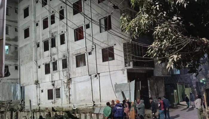 ময়মনসিংহে নির্মাণকাজের সময় হেলে পড়ল পাঁচতলা ভবন, বাসিন্দাদের সরিয়ে নেওয়া হলো