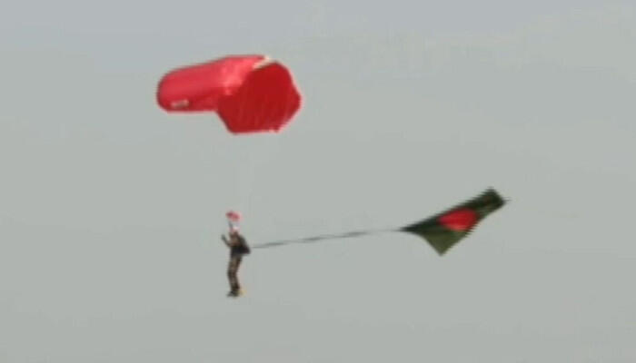 বিজয় দিবসে ৫৪ জন প্যারাট্রুপার হাতে পতাকা নিয়ে বিশ্বরেকর্ড গড়ল বাংলাদেশ