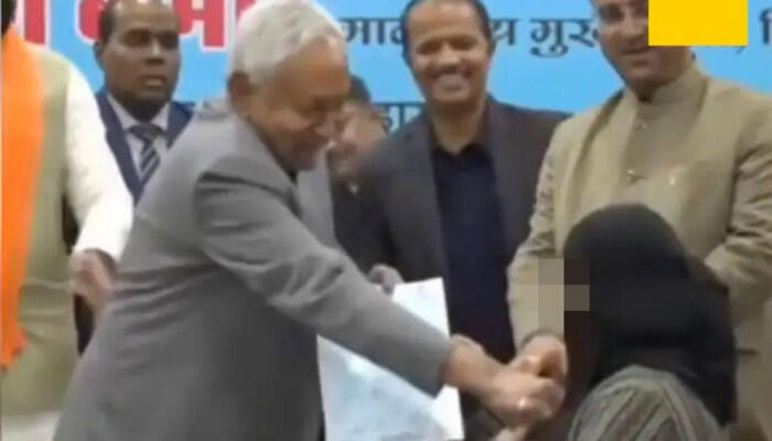 মুসলিম নারী চিকিৎসকের নিকাব টেনে সরিয়ে তোপের মুখে নীতীশ কুমার: পদত্যাগের দাবি