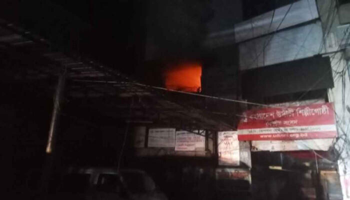 রাজধানীর উদীচী কার্যালয়ে অগ্নিসংযোগ, আগুন নিয়ন্ত্রণে