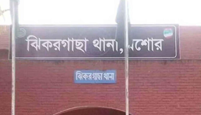 ঝিকরগাছায় ধান ভাঙানোর মেশিনবাহী ভ্যান উল্টে নিহত ১