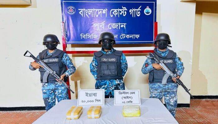 টেকনাফে কোস্টগার্ডের অভিযানে ৬ কোটি টাকার ইয়াবা ও ক্রিস্টাল মেথ জব্দ