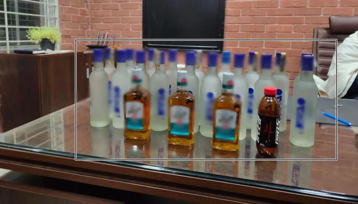জাবিতে ২০ বোতল মদ জব্দের ঘটনায় শিক্ষার্থীকে ১ বছরের বহিষ্কার