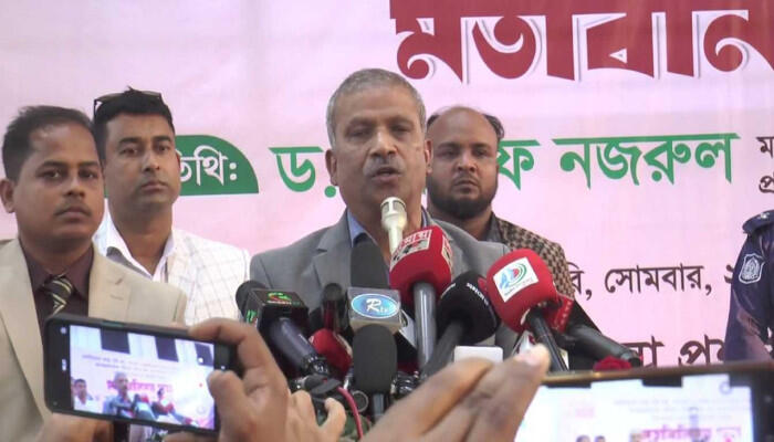 গাইবান্ধায় মতবিনিময় সভায় বৈষম্যবিরোধী ছাত্রদের প্রশ্নের মুখে আইন উপদেষ্টা আসিফ নজরুল